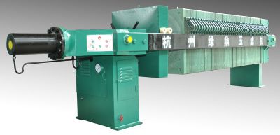 Mechanical pressure maintaining series chamber type filter press